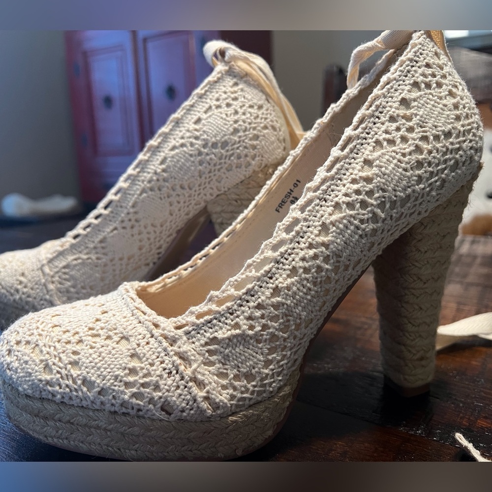 Gomax cream heels 8.5